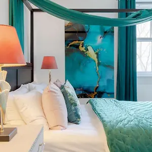 Off The Shard Xxl Design Family House With Garden Apartment London